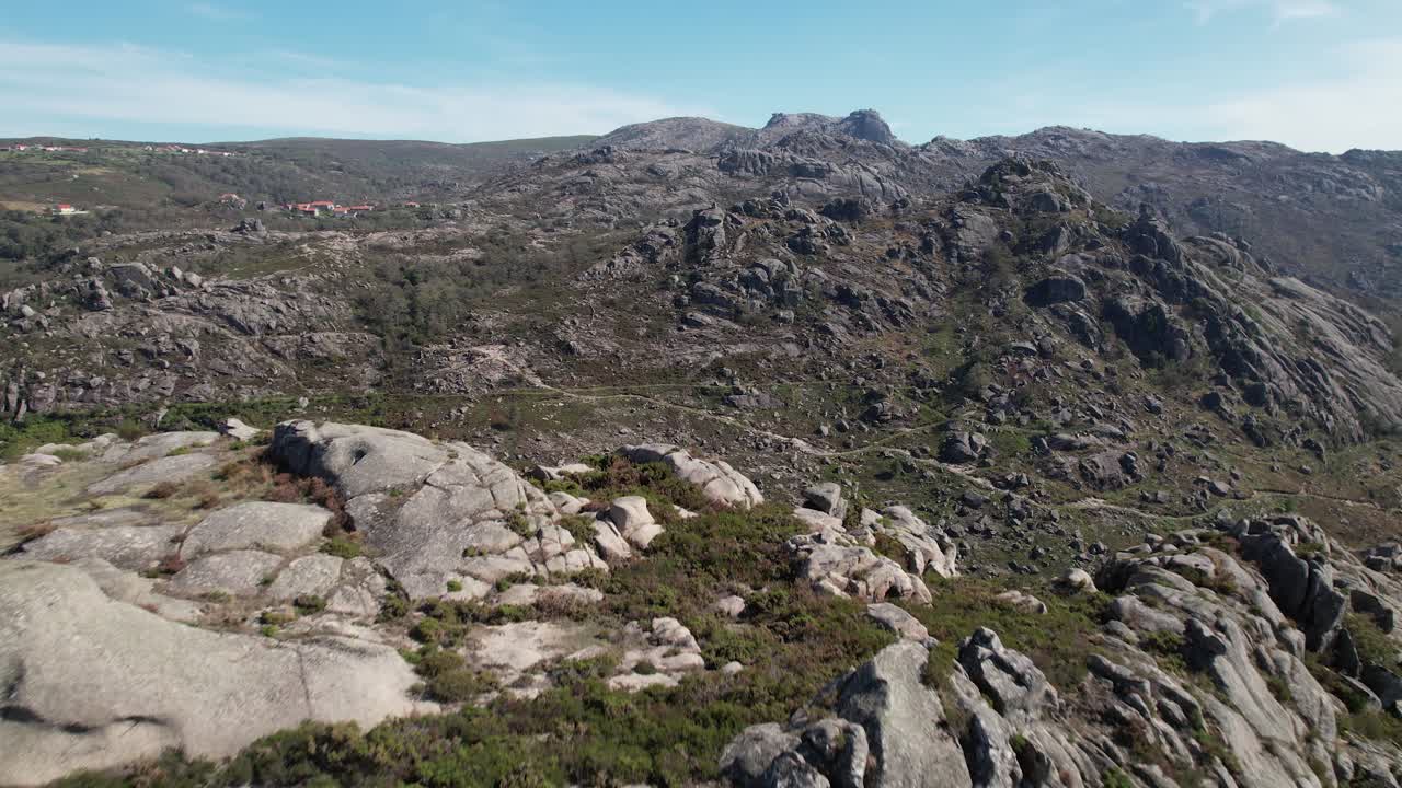 놀라운 산의 바위 위를 날아다니며