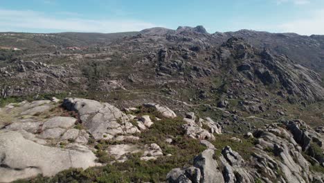volando sobre las impresionantes rocas de la montaña