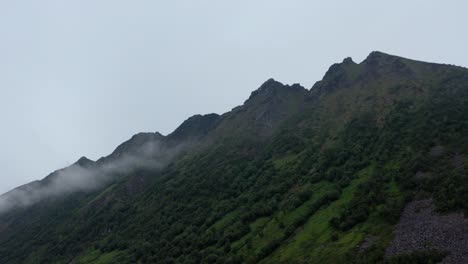 Pico-De-La-Montaña-Rocosa-Cerca-De-Leikvika-En-Flakstadvag,-Noruega