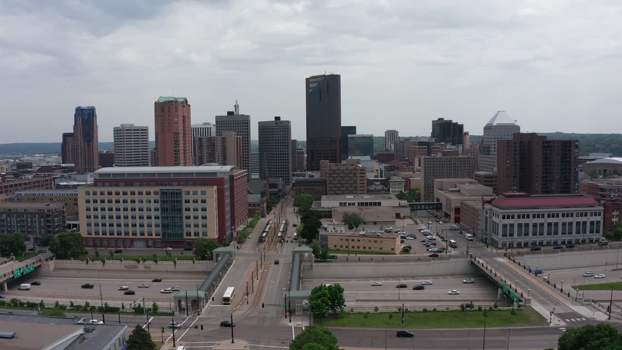 Ampia ripresa aerea in dolly del centro di Saint Paul, Minnesota.