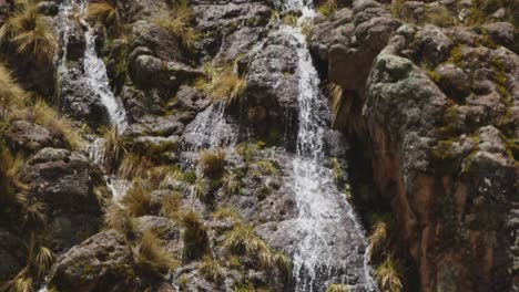 Cascada-Por-Acantilado,-Pampas-Galeras,-Perú