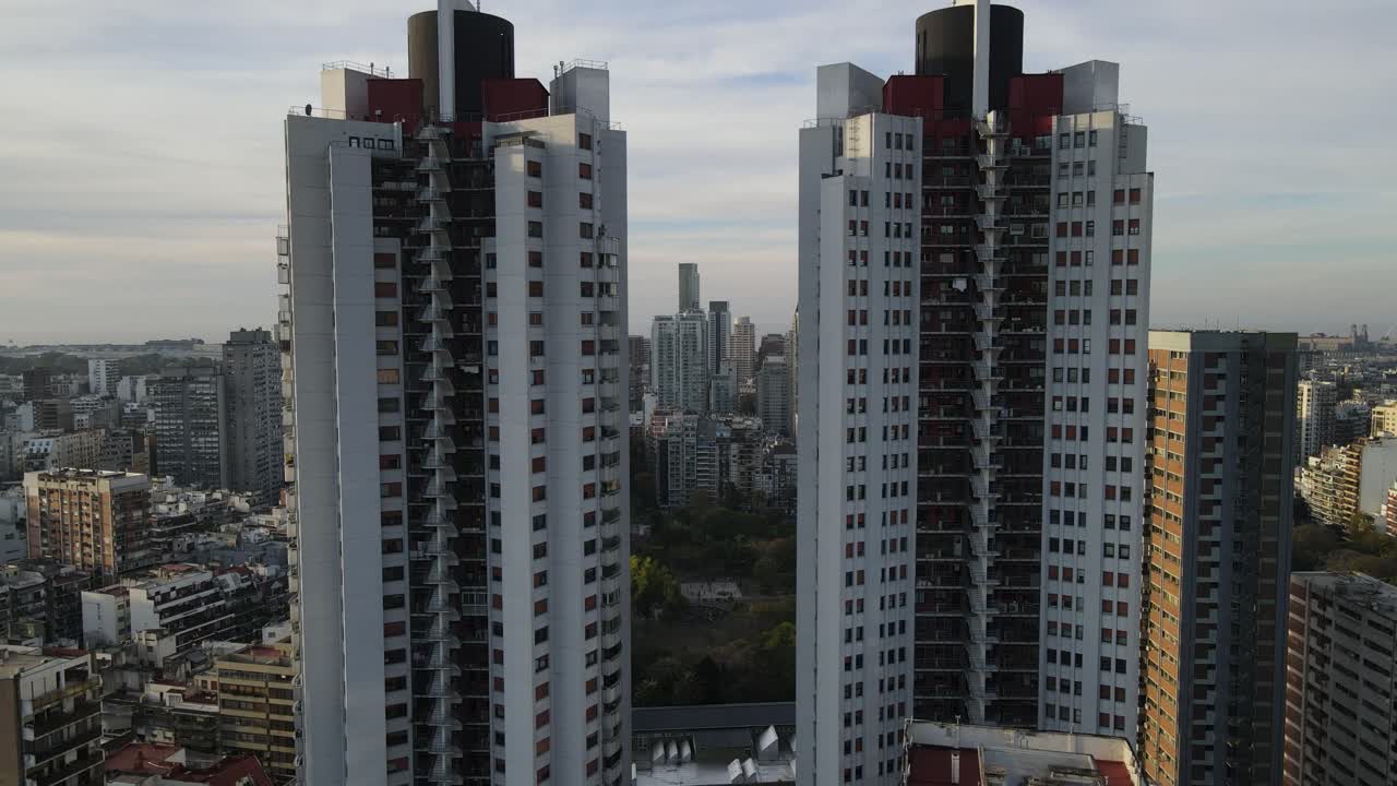 vuelo aéreo de drones de 4k a través de rascacielos gemelos en buenos aires con horizonte de fondo