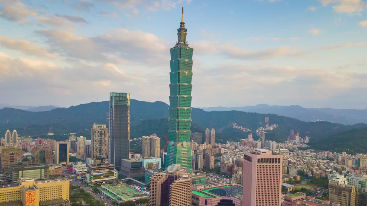 タイペイの都市風景 有名な塔の空中パノラマ 4k タイムラップス
