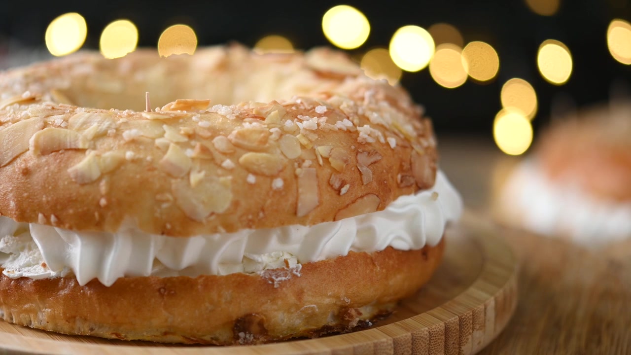 Torta Tradizionale Roscon de Reyes con Frutta Candita e Zucchero