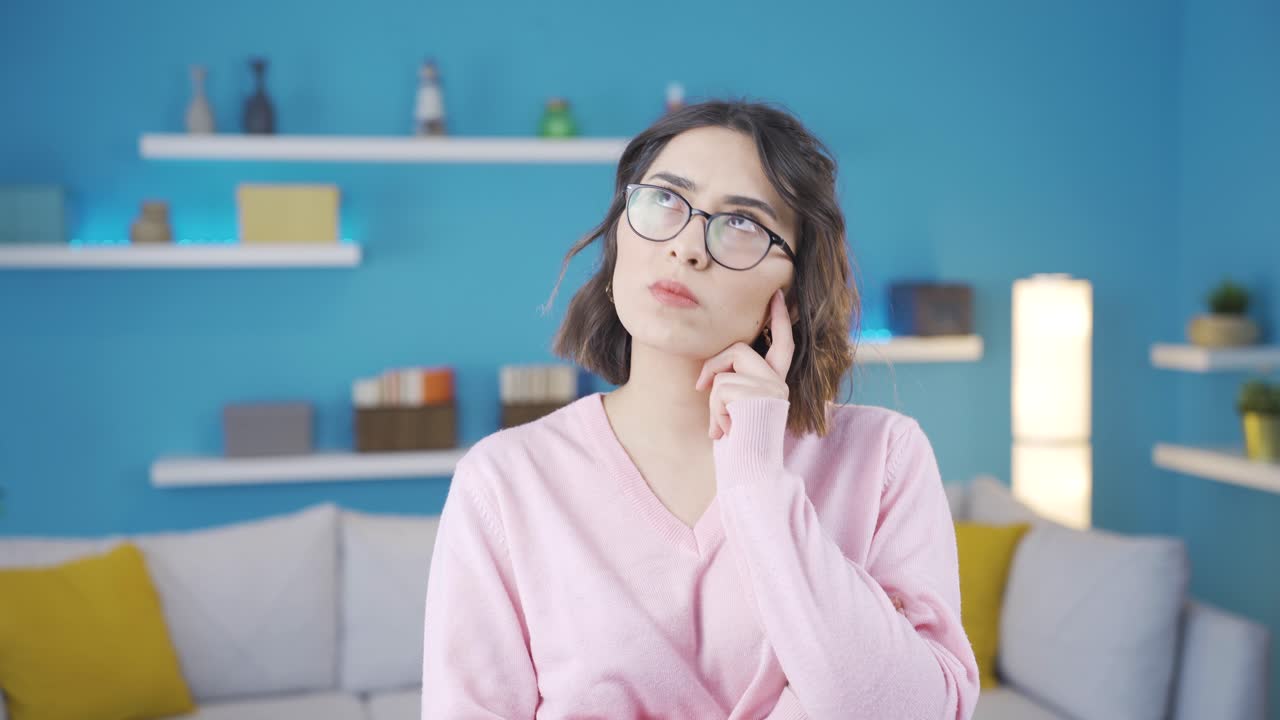 una joven pensativa tratando de recordar.