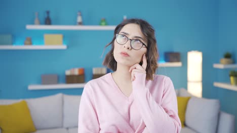 una joven pensativa tratando de recordar.