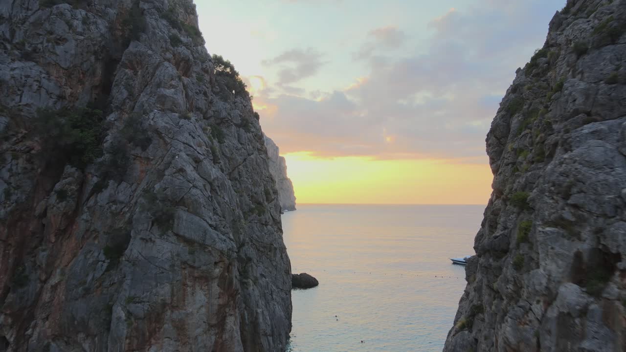 drone volando cerca de los acantilados de un cañón en torrent de pareis en mallorca, españa durante la hora dorada