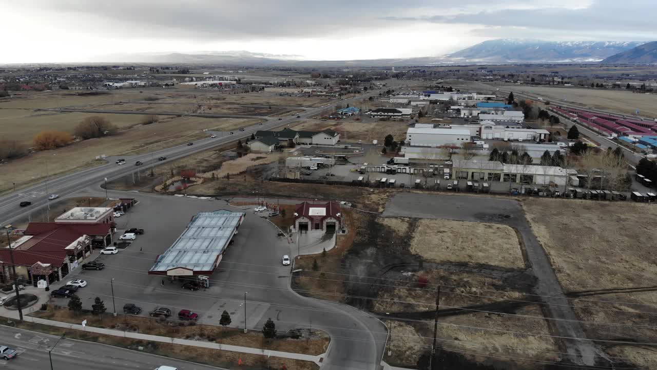 toma de drone de una zona comercial en bozeman, montana