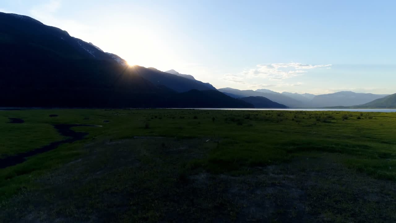 산과 호수 4k와 함께 해가 뜨는 풍경