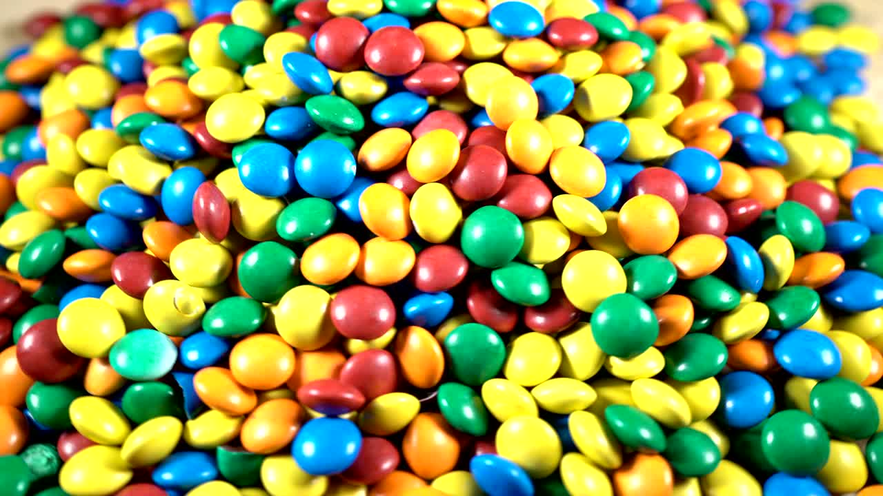 dulces de colores deiciosos y deliciosos cerca de la mesa giratoria