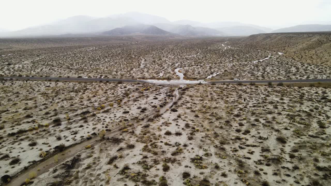 la vista aérea captura las sombras cambiantes sobre las montañas del parque estatal anza-borrego de california, mostrando la inmensidad del paisaje.
