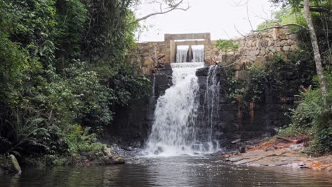 Staudamm-Wasserfall-Im-Naturschutzgebiet,-Wiederaufforstungsprojekt-In-Der-Nähe-Von-Cabreúva,-São-Paulo,-Brasilien