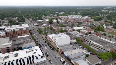 Skyline-Der-Innenstadt-Von-Auburn,-Alabama-Mit-Drohnenvideo,-Das-Sich-Schräg-Heranbewegt