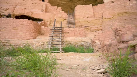 Ladders-leading-tourists-into-the-Long-House-cliff-dwelling-at-Mesa-Verde-National-Park,-static