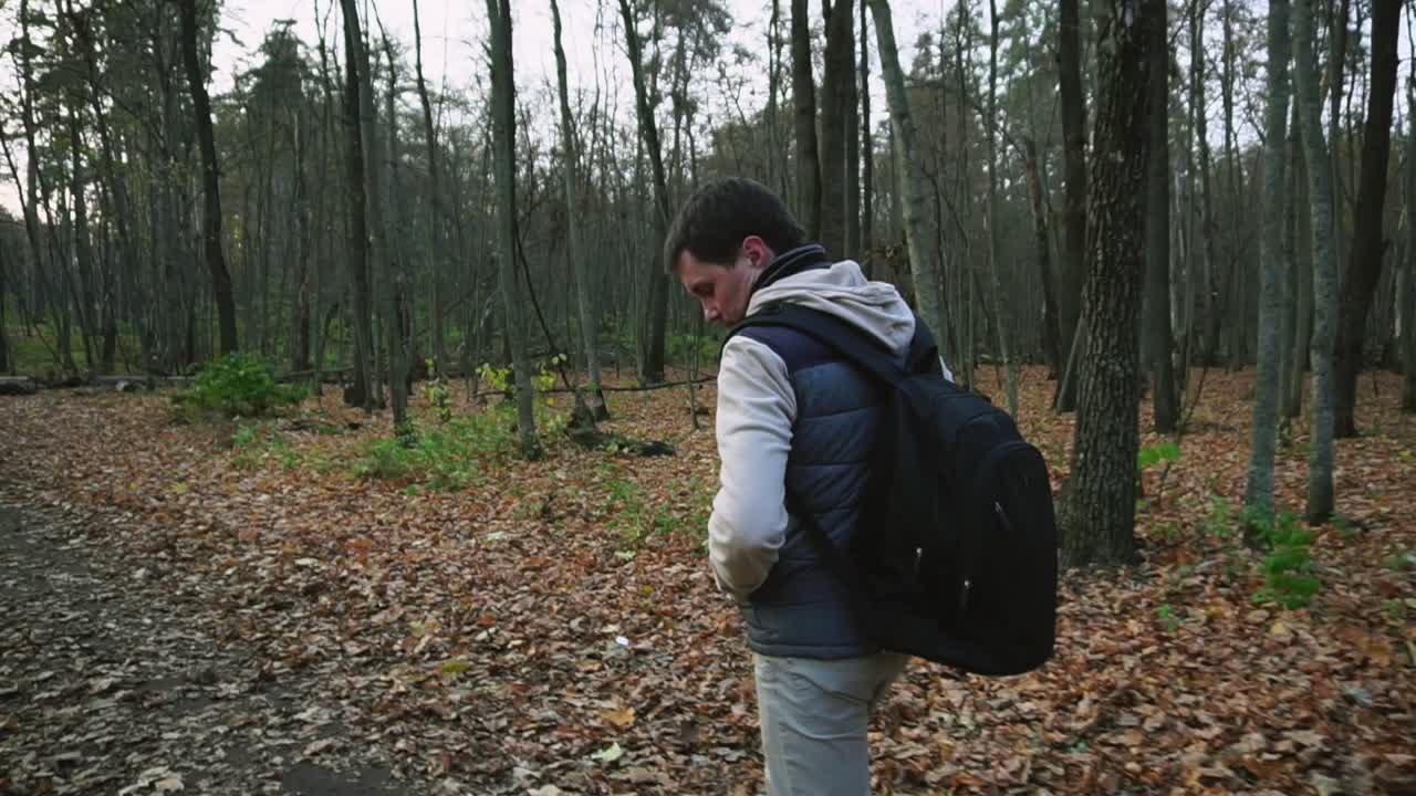 가을의 숲에서 산책하는 남자