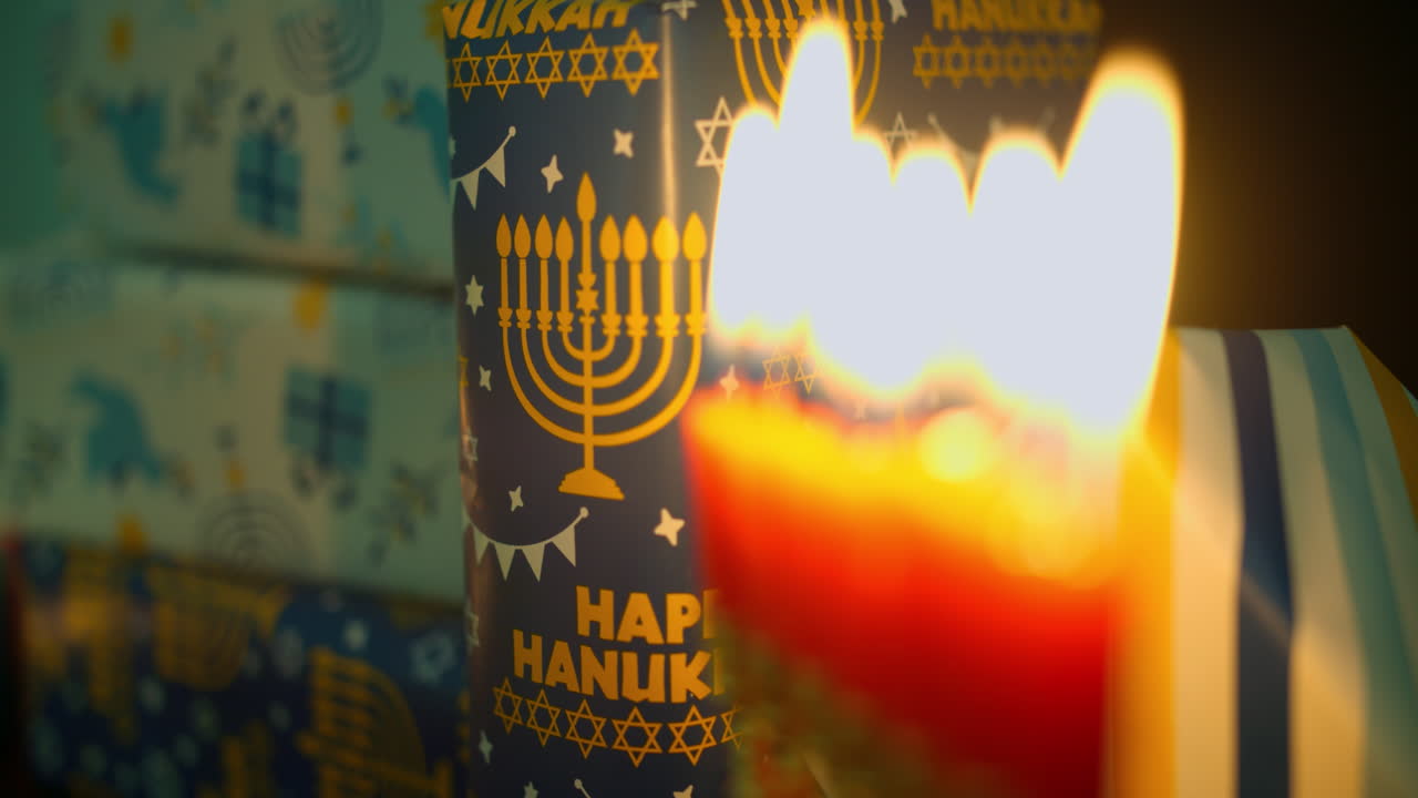 Candele di Hanukkah accese e scatole regalo festive