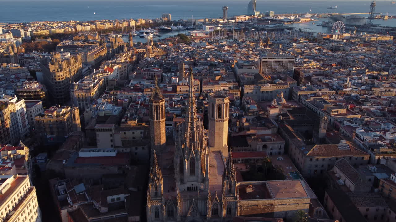 Panoramica aerea della Cattedrale di Barcellona, con la costa sullo sfondo