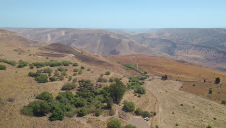 ein aya está en la frontera de israel siria jordania, es un manantial en el sur de las alturas del golán, junto a la piscina hay algunos bancos de madera, así como un árbol de jujube bajo