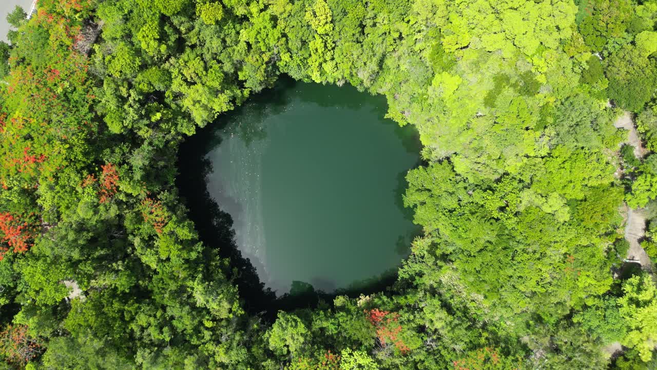 도미니카 공화국의 산토 도밍고 에스테에 있는 los tres ojos 국립공원의 호수 중 하나를 보여주는 공중 사진
