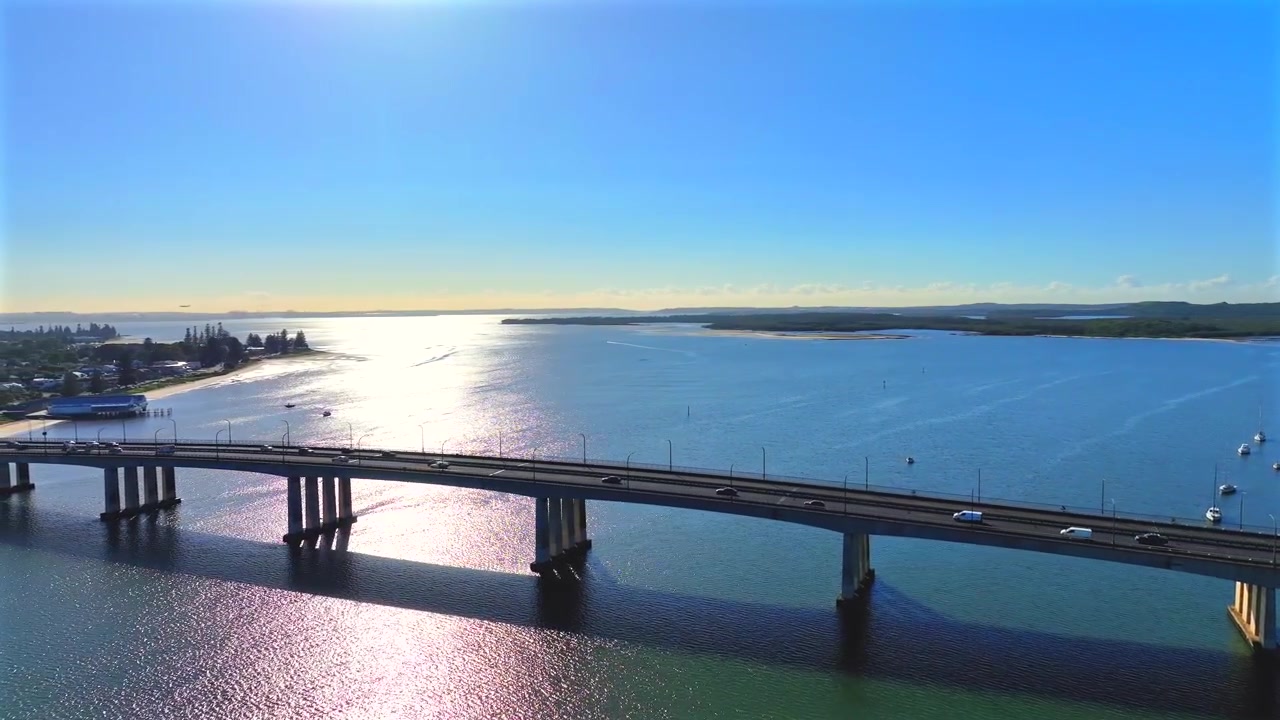 Kaunis dronen ilmakuva suuresta sillasta George-joen ja Botany Bayn yli Sydneyssä, Australiassa.