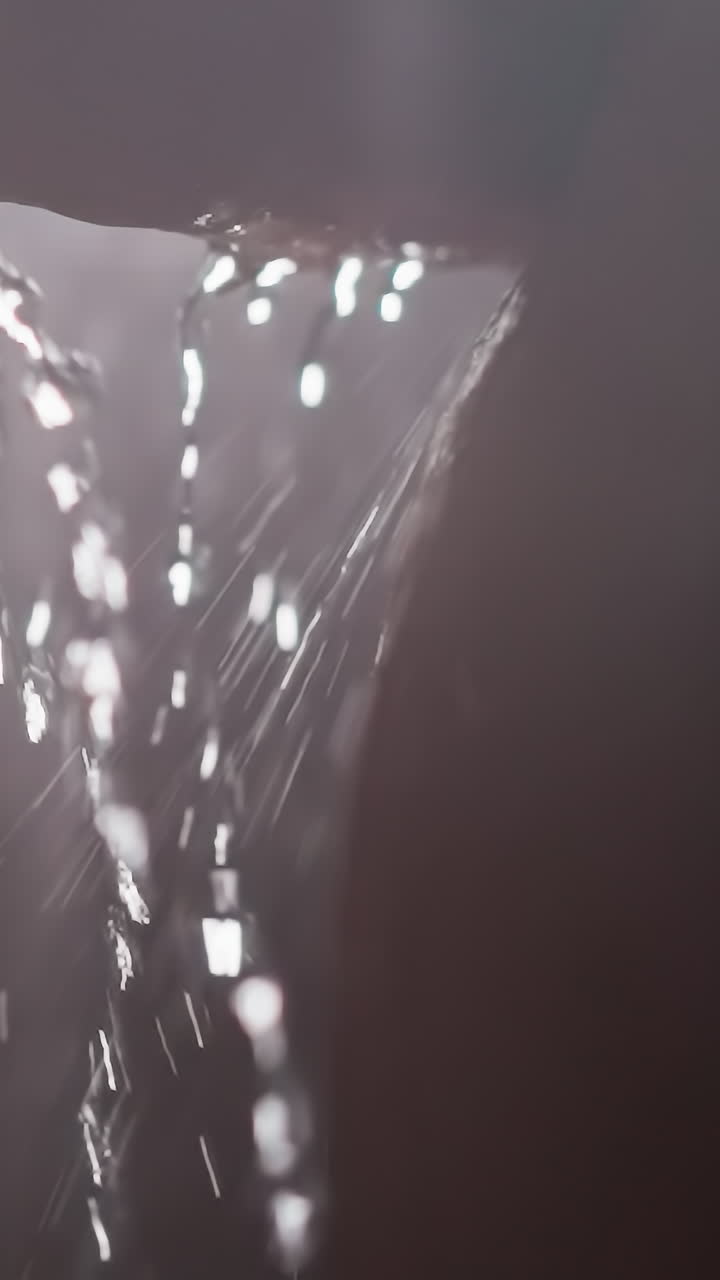 sprays de agua en el cuerpo de una mujer desnuda en el baño de primer plano. mujer seductora de pie bajo los chorros de ducha silueta en el baño. concepto de belleza