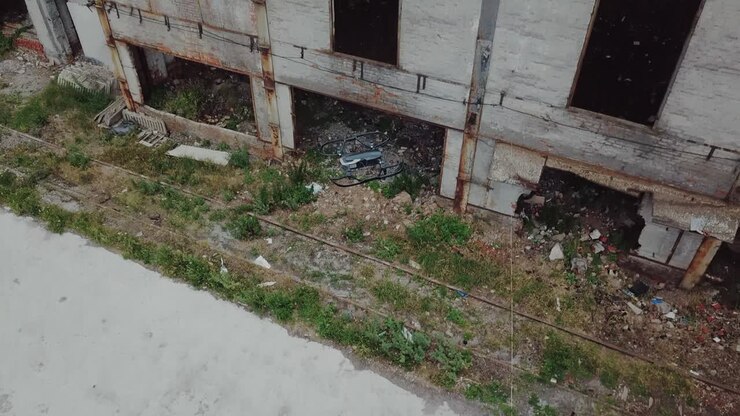 Drone sobrevoa uma fábrica abandonada.