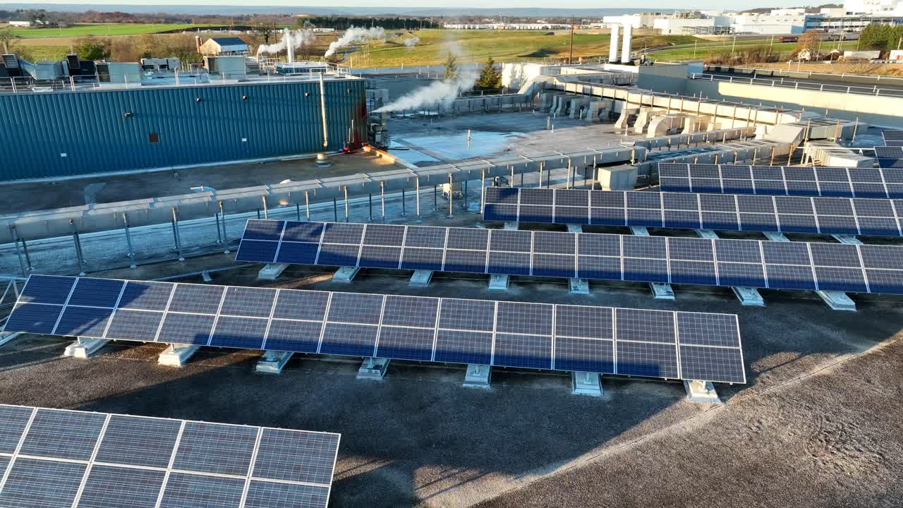 filas de paneles solares en un entorno industrial
