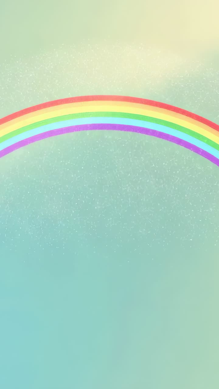 Video vertical: Arco iris en movimiento deslizándose hacia un cielo pastel superior mientras el sol disipa la niebla, con destellos ascendiendo.