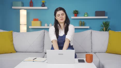 Habiendo-Terminado-Su-Trabajo,-La-Mujer-Se-Relaja.