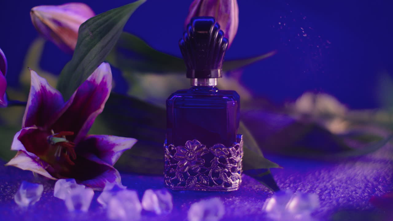 efecto de resplandor en una composición de video de producto misterioso azul y púrpura de una botella de perfume vintage, rodeada de flores