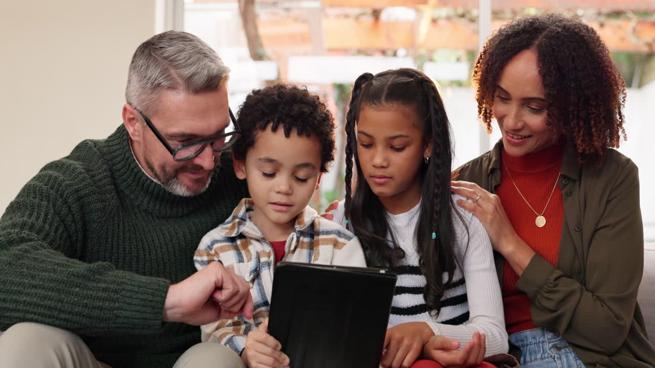 familia que usa tabletas juntos en el hogar