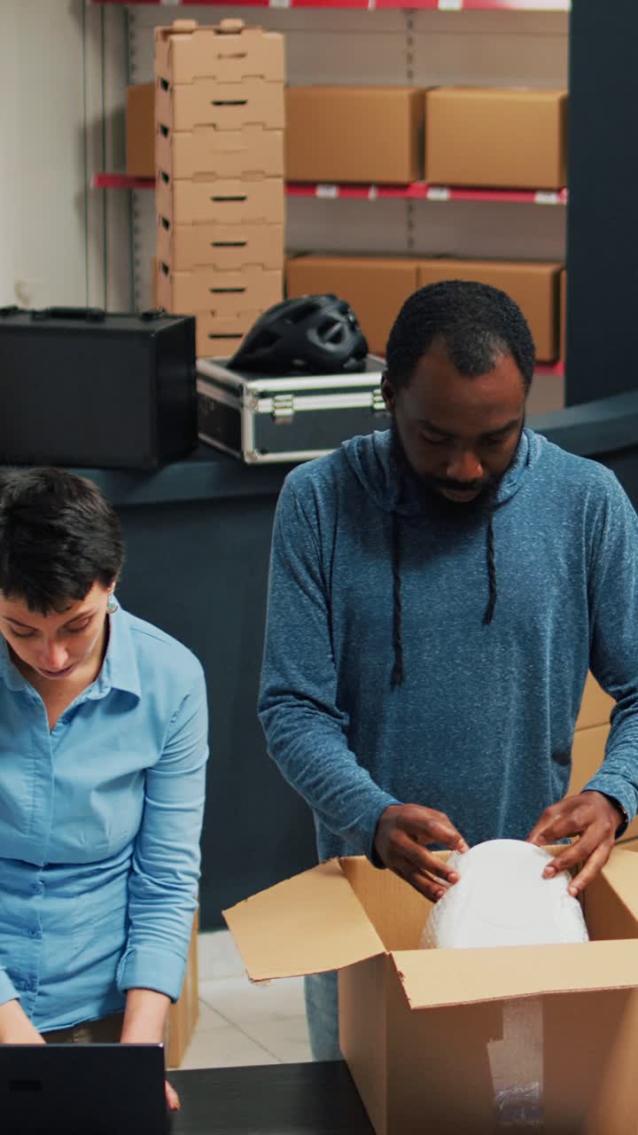 Vertikal video: Medarbejdere lægger produkter i kasser og giver highfives