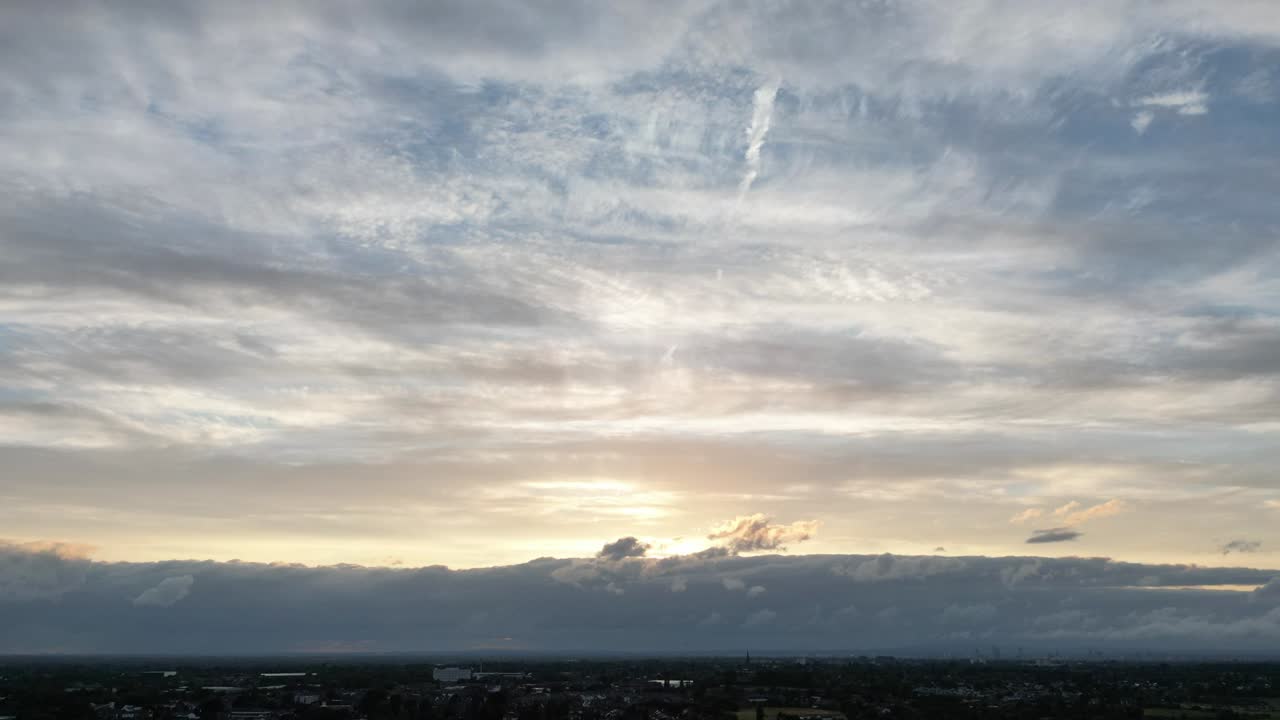 일몰 동안 빠르게 구르는 구름의 하이퍼랩스