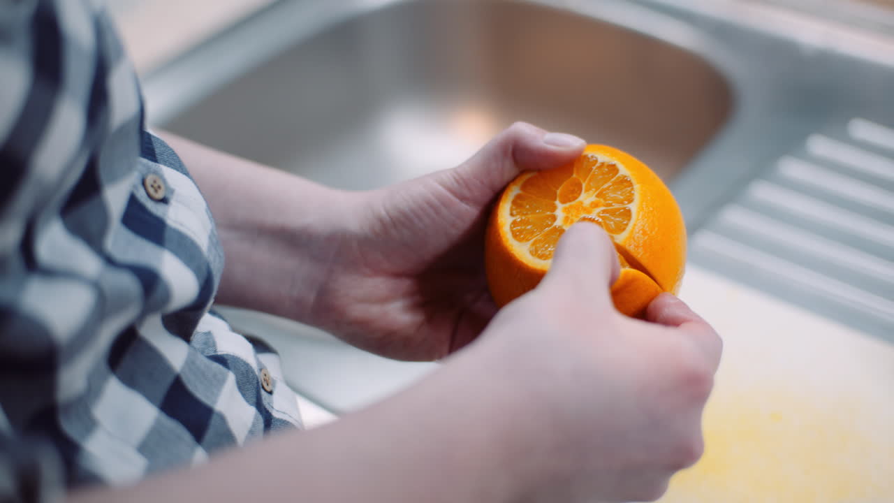 Primer plano de mujer pelando naranjas