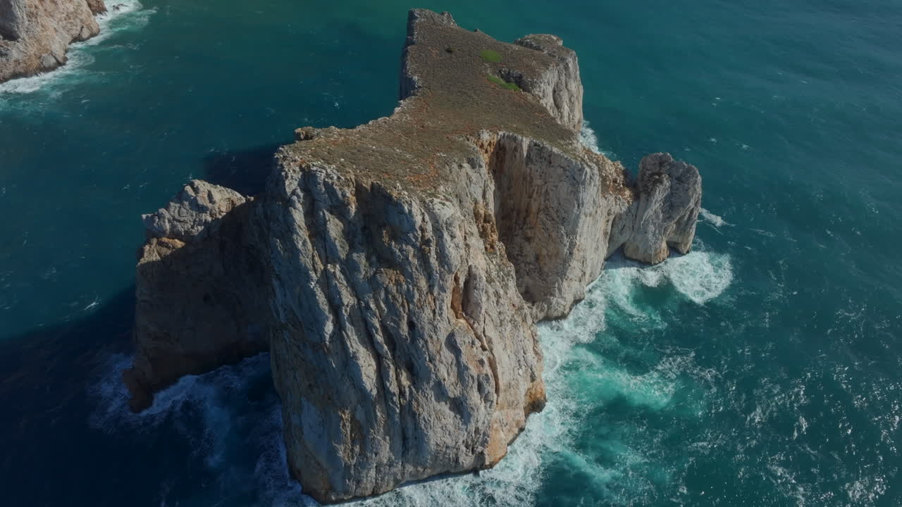 volando en órbita sobre el pan di zucchero en la isla de cerdeña, cerca de masua