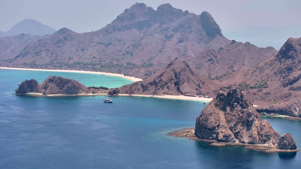 isla paraíso con montañas y playa