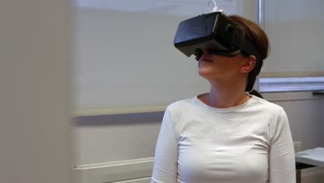 Frau-Benutzt-Oculus-Rift-Im-College