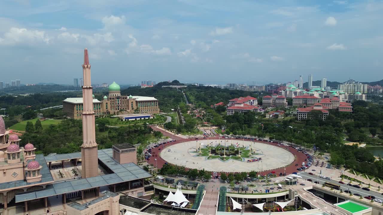 Putrajaya Malezya'da Putra Pembe Cami meydanı, Perdana Putra kompleksi, drone ile havadan çekim
