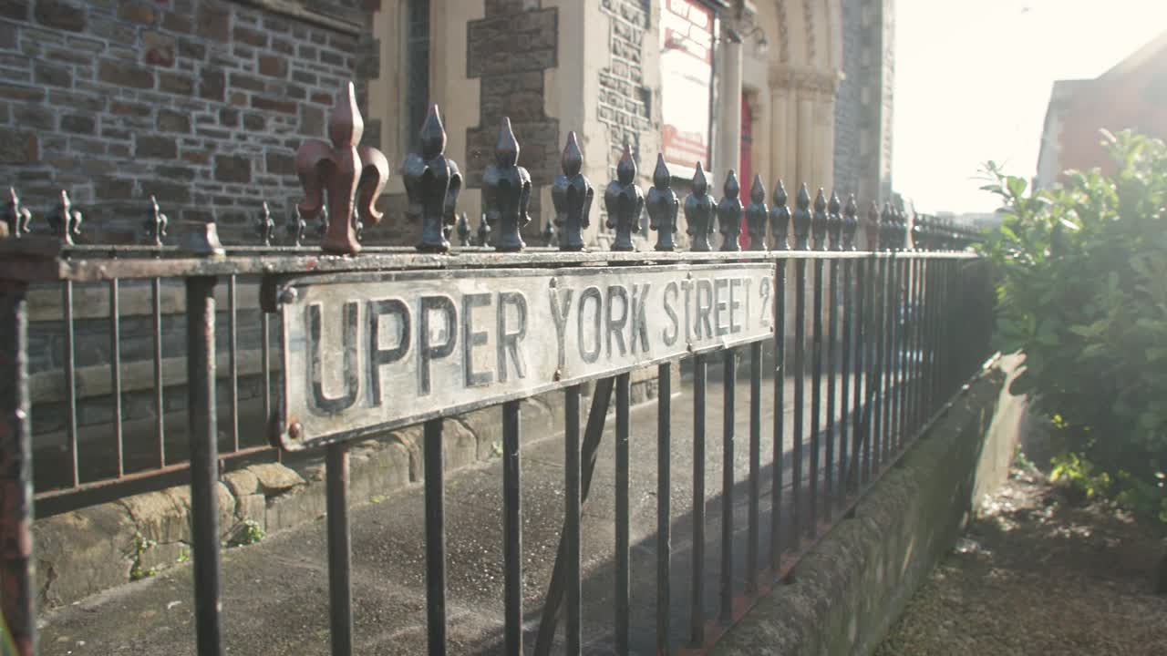 Cartello di Upper York Street, St Pauls su ringhiera in ferro e chiesa, Bristol, Regno Unito