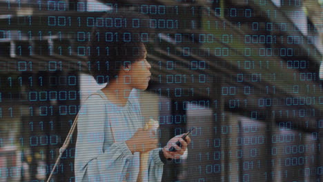 animación de codificación binaria y datos de negocios sobre mujer afroamericana usando teléfono inteligente en la ciudad.