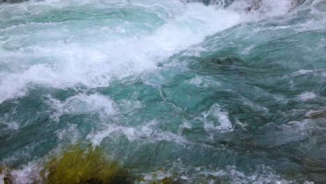 Agua-Del-Río-De-Montaña-Con-Primer-Plano-En-Cámara-Lenta