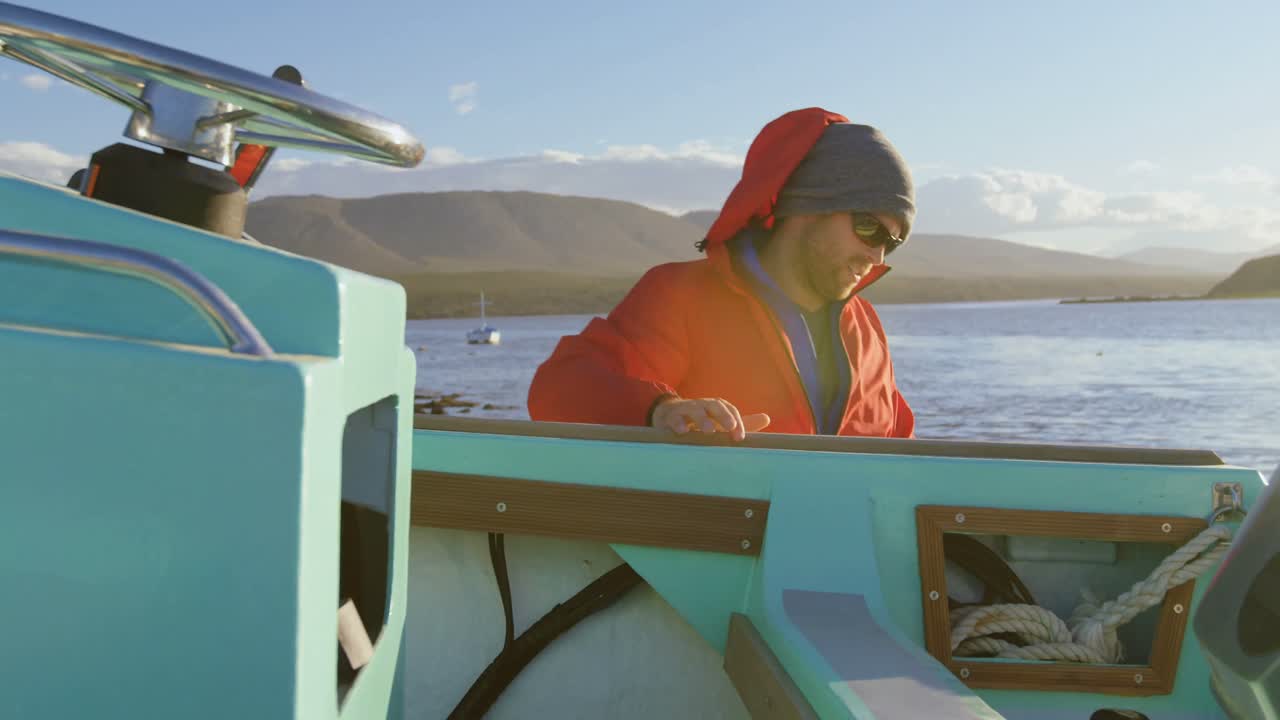 강변 4k 근처에서 모터 보트를 확인하는 남자