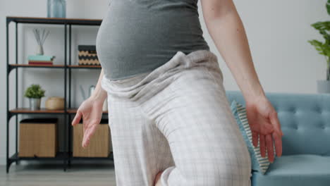 요가를 연습하는 임신한 여성