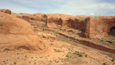 Vista-Aérea-De-Un-Impresionante-Cañón-Cerca-Del-Arco-Corona-En-Moab,-Utah