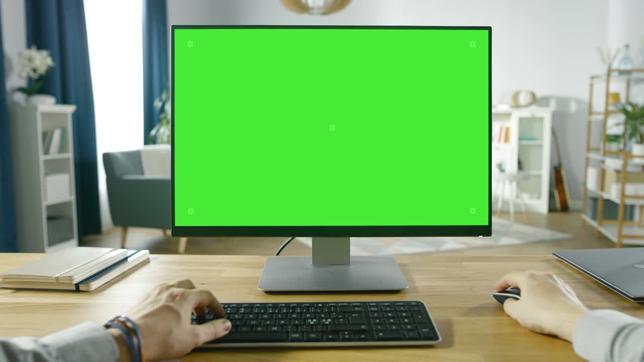 vista en primera persona de freelance profesional trabajando en pantalla de maqueta verde computadora personal desde casa. tipo de hombre, navegando por internet, usando la computadora en la comodidad de su acogedora sala de estar.