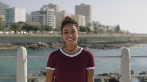 Retrato-De-Una-Joven-Hermosa-Mujer-Hispana-Riendo-Alegre-Sintiéndose-Relajada-En-Una-Hermosa-Playa