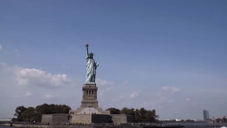 Vista-En-Cámara-Lenta-Desde-Manhattan-En-El-Monumento-Nacional-De-La-Estatua-De-La-Libertad-En-La-Isla-De-La-Libertad-En-El-Puerto-De-Nueva-York-En-Nueva-York,-En-Los-Estados-Unidos