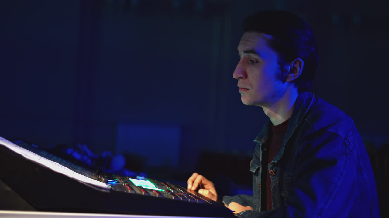 técnico de iluminación y sonido en la sala de control