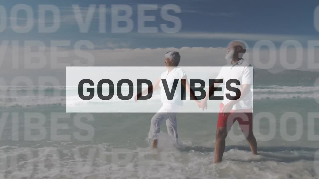 animación de buenas vibraciones texto sobre sonriente anciano pareja afroamericana caminando en la playa