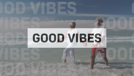 animación de buenas vibraciones texto sobre sonriente anciano pareja afroamericana caminando en la playa